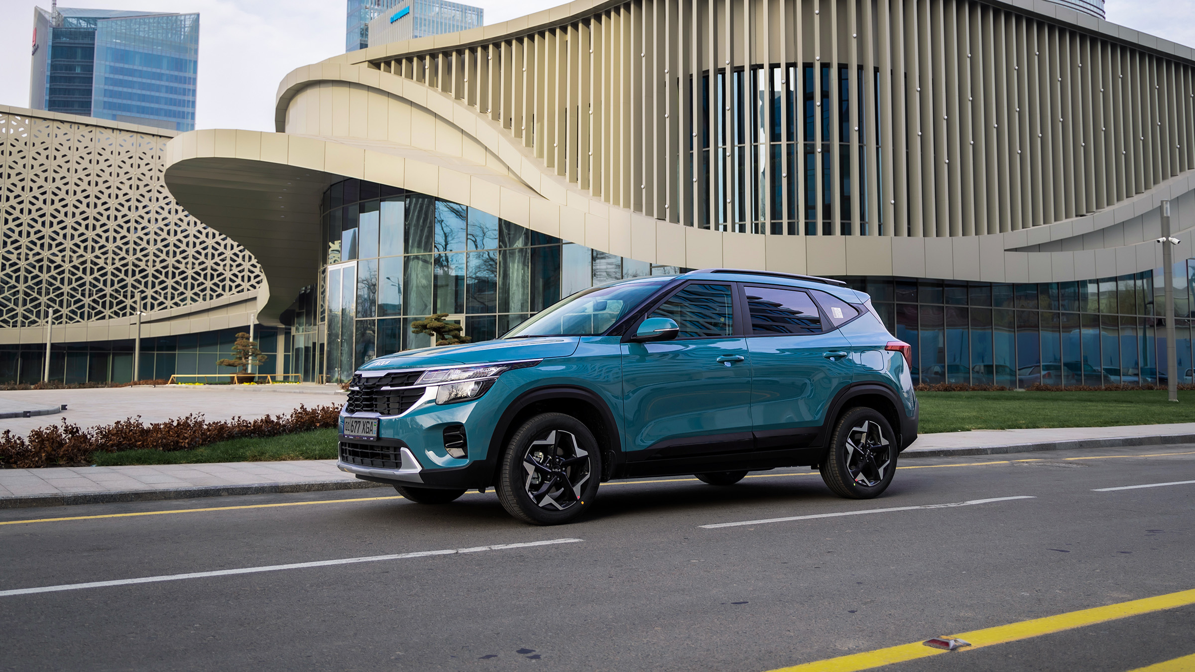 Oyoqli qoramagiz kokraklari osilgan katta jinsiy olatni qarshi tura olmadi.